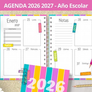 Puede incluir: Una agenda escolar 2026-2027 de espiral con una cubierta de rayas coloridas y páginas interiores con diseños semanales para enero de 2027. El planificador incluye secciones para notas, tareas diarias y fechas, con gráficos de cinta washi.