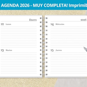 Puede incluir: Una agenda blanca de espiral con el texto "AGENDA 2026 - MUY COMPLETA! Imprimible" en la parte superior. La agenda está abierta en enero, mostrando del 12 al 15. Un bolígrafo azul está sobre la página derecha.