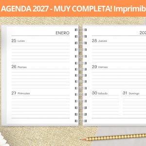 Puede incluir: Agenda de enero de 2027, abierta en una semana, con páginas rayadas. Un lápiz multicolor y un lápiz con rayas doradas están colocados al lado. El texto "AGENDA 2027 - MUY COMPLETA! Imprimible" está en la parte superior.
