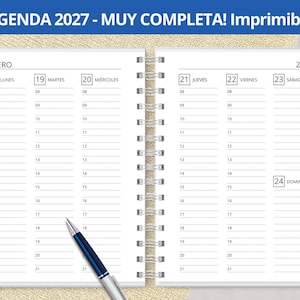 Puede incluir: Una agenda 2027 de espiral abierta en una vista semanal de enero, con franjas horarias de 08 a 21 para cada día de la semana. Las páginas son blancas con texto y líneas negras. Un bolígrafo azul y plateado descansa sobre la página izquierda.