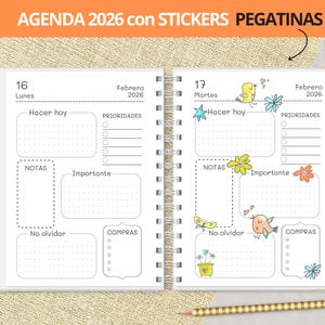 Könnte beinhalten: Ein Notizbuch mit Spiralbindung, das einen Tagesplan für Februar 2026 enthält. Die Seiten sind mit farbenfrohen Illustrationen von Blumen und Vögeln verziert. Der Text "AGENDA 2026 con STICKERS PEGATINAS" steht oben.