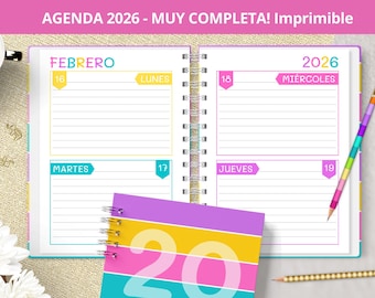 以下が含まれることがあります： ピンク、イエロー、ブルーのカバーが付いたカラフルな2026年プランナー。プランナーは2月に開かれており、曜日と書き込みスペースが表示されています。ページの上部には「AGENDA 2026 - MUY COMPLETA! Imprimible」というテキストがあります。