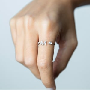 Anillo personalizado con carta, Anillo inicial de plata, Regalo de graduación personalizado, Regalo de dama de honor