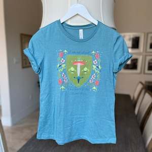 聖ジャンヌ・ダルク女性用Tシャツ（明るい色）、私はこれをするために生まれたのだから怖くない、カトリックの聖人
