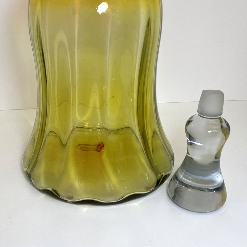Vintage Blenko Amberina Art Glass Bell Shaped Decanter with Stopper, Joel Philip Myers, is in a retro design. The pontil mark shows authenticity of the blown glass.