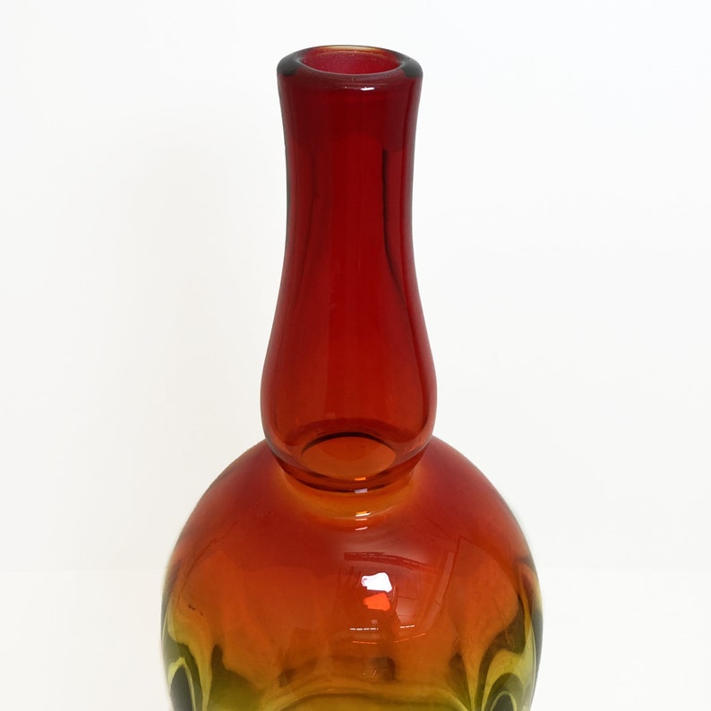 Vintage Blenko Amberina Art Glass Bell Shaped Decanter with Stopper, Joel Philip Myers, is in a retro design. The pontil mark shows authenticity of the blown glass.
