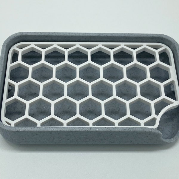 Seifenschale mit Abtropfgitter in Wabenform im 3D-Druck gefertigt