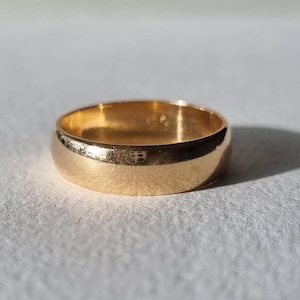 Substantial vintage wedding band in 18k gold, wide mid-century gold band for men or women. Unisex gold ring made in the 1960&#39;s