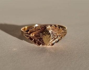 Vintage leaf signet ring with ornate foilage shoulders in 14k gold