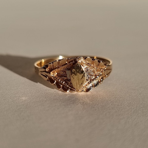 Vintage leaf signet ring with ornate foilage shoulders in 14k gold