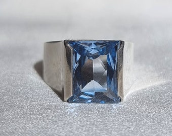 1960's blue spinel signet ring in silver, petite signet style ring with aquamarine blue synthetic spinel