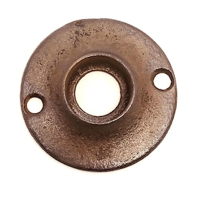 以下が含まれることがあります： 中央の穴と2つの小さな穴がある、円形のアンティークスタイルの金属製ドアノブバックプレート。 バックプレートは、古さと使用感を示す、風化した茶色の仕上げです。 デザインはシンプルで機能的です。