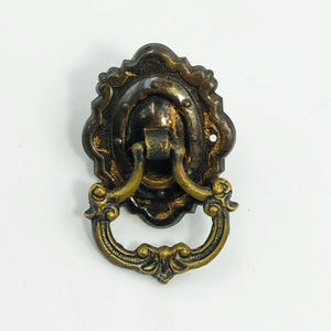 Może przedstawiać: Zestaw trzech ceramicznych kubków z nakrapianym, matowym wykończeniem. Kubki są w odcieniach kremu, jasnoszarym i ciemnoszarym. Każdy kubek ma prosty, minimalistyczny design.