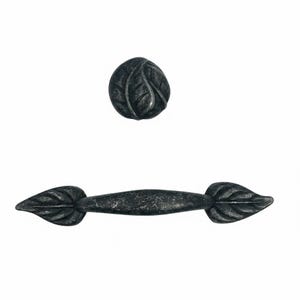 Peut inclure: Deux pièces de quincaillerie avec un motif de feuille. L'une est un bouton rond, l'autre une poignée avec des extrémités en forme de feuille. Les deux sont gris foncé avec une finition texturée.