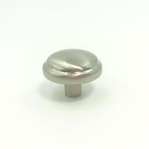 Op de afbeelding: Een kastknop van geborsteld nikkel met een afgeronde bovenkant en een korte, cilindrische steel. De knop heeft een gladde, metalen afwerking. Geschikt voor laden en kasten. De diameter van de knop is ongeveer 3 cm.