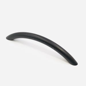 Könnte beinhalten: Ein mattschwarzer Möbelgriff mit einem glatten, bogenförmigen, halbkreisförmigen Design. Der Griff verfügt über eine solide, geschwungene Metallkonstruktion mit verjüngten Enden und bietet einen einfachen Griff für Schubladen oder Türen.