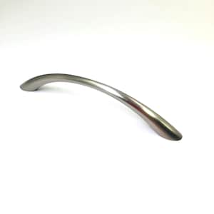 Puede incluir: Un tirador de mueble curvado con un acabado metálico plateado cepillado y liso. El herraje presenta un diseño arqueado y elegante con extremos cónicos, proporcionando una estética limpia y funcional para puertas de armarios o cajones.