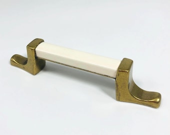Tiradores vintage para cajones de armario, con centros de 7,6 cm, de cerámica blanca y latón bruñido, color crema dorado, para armario de cocina.
