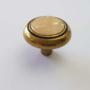 Perilla redonda de 1,25" dorada con centro de cerámica en color beige crema para gabinetes de cocina, tocadores, muebles de baño, armarios
