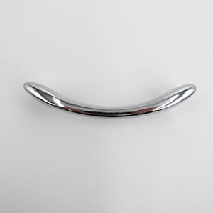 以下が含まれることがあります： 滑らかで磨かれた仕上げの、銀色の湾曲したキャビネットプル