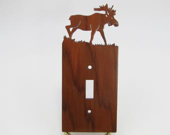 Cubierta de interruptor de luz de madera con silueta de alce rústico cortada a láser, decoración de cabaña, acabado cerezo natural
