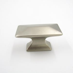 bouton de meuble vintage nickel satiné, poignée de tiroir rectangulaire moderne, quincaillerie géométrique de transition, bouton de style Art déco en étain brossé