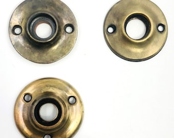 Roseta de pomo de puerta vintage de 1,75 pulgadas, placa de metal estampado o fundido, cubierta de placa trasera dorada, escudo, manija de puerta interior, reemplazo de herrajes