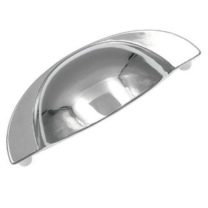 Puede incluir: Un tirador de armario de plata en forma de copa con un acabado liso y brillante.