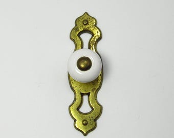 Gałka ceramiczna w stylu vintage w kolorze białym z ozdobną mosiężną płytką tylną, uchwyt do szuflady w stylu francuskim, gałka do mebli w stylu Cottagecore z lat 90.