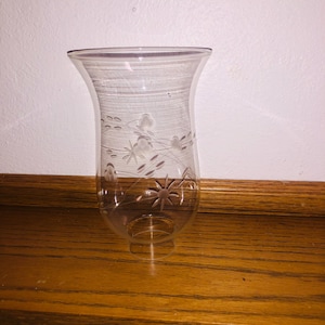 Cheminée de lampe vintage en verre gravé 6 po. de haut, ajustement de 1,5 po. Abat-jour ouragan feuilles de vigne gravé globe de remplacement