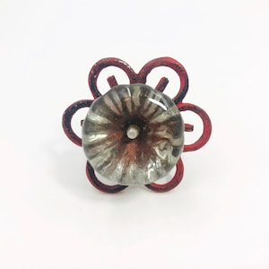 Vintage klarglaslådknopp med sliten röd metallbakplatta med blommönster, rustikt lantlig blommig skåphandtag, 3,8 cm byråbeslag
