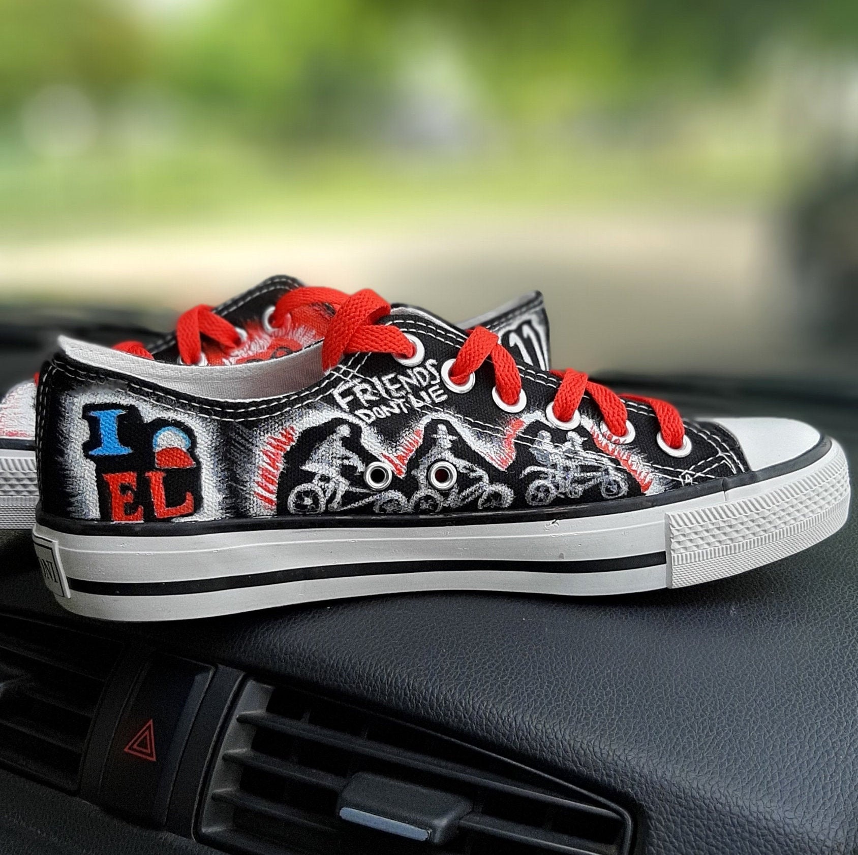 Stranger Things Shoes / Zapatos personalizados / Friends