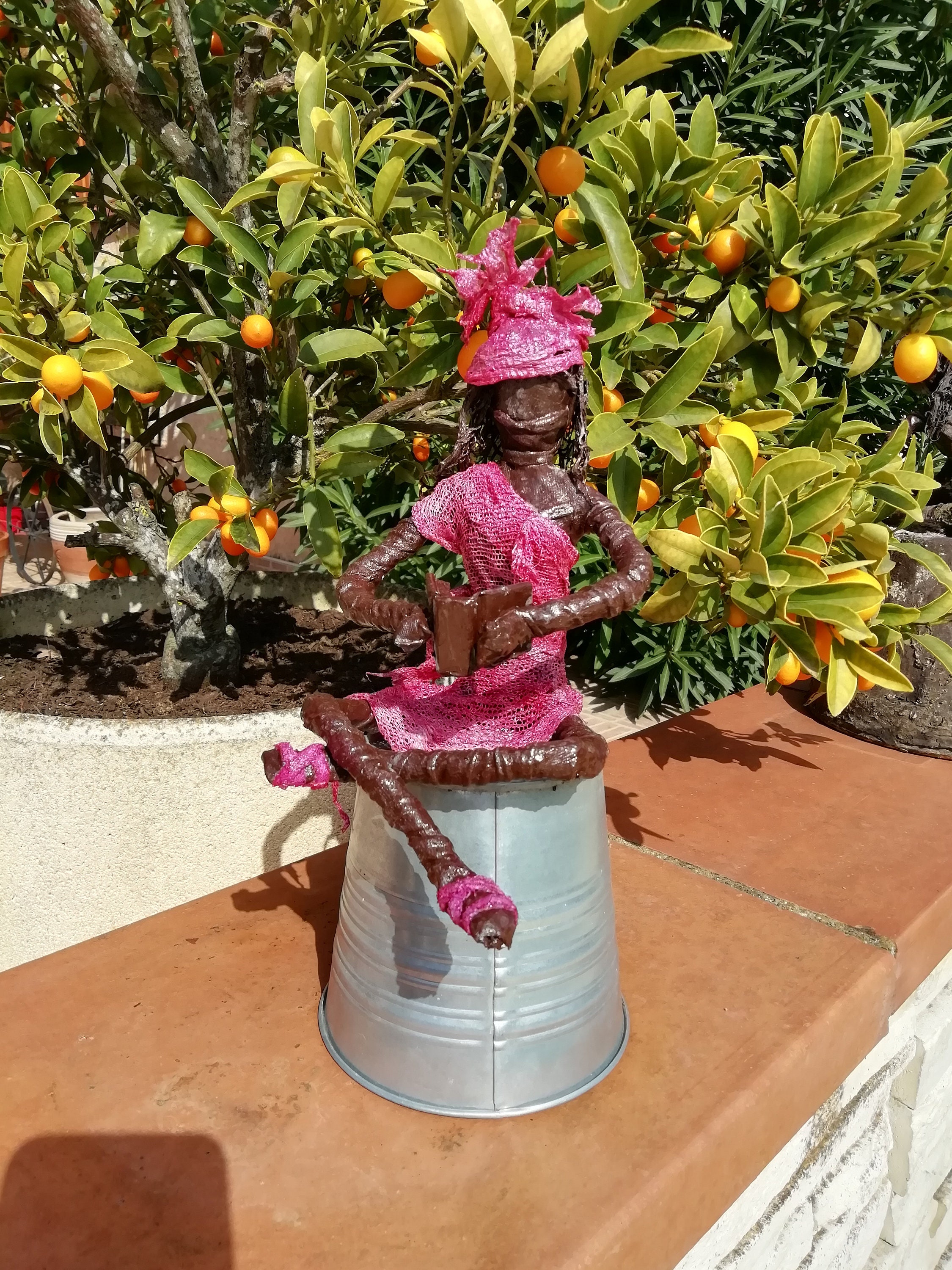 Thérésa Qui Lit Assise en Tailleur