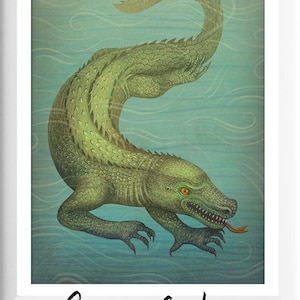 Op de afbeelding: Een groen, reptielachtig wezen met een lange staart en scherpe tanden zwemt in turquoise blauw water. Het wezen is afgebeeld in een vintage stijl illustratie met de tekst "Curious Garden" onderaan.