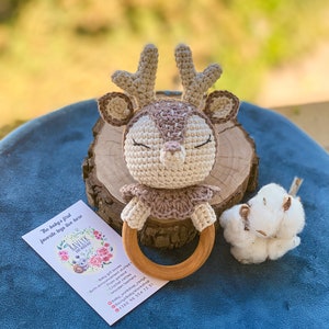 初めてのお母さんのための鹿キツネの赤ちゃん用ガラガラ、オーガニック木製赤ちゃん用おもちゃ、コットンガラガラ、産後赤ちゃんへのギフト