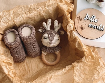 Baby deer gift box, Box pregnancy gift for expecting parent, Baby gift set with brown baby bonnet and boots