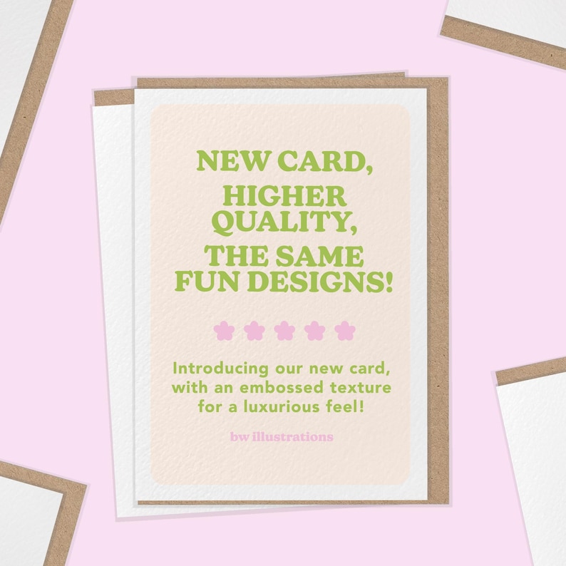 Puede incluir: Una tarjeta de felicitaci&oacute;n con un fondo melocot&oacute;n claro y el texto "NEW CARD, HIGHER QUALITY, THE SAME FUN DESIGNS!" en verde. La tarjeta tiene una superficie texturizada y est&aacute; en un marco marr&oacute;n y blanco.