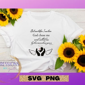 Peut inclure: T-shirt blanc avec un graphique noir et blanc d'un bébé dans un cœur avec des ailes d'ange. Le texte dit "Mais même avant ma naissance, Dieu m'a choisi et m'a appelé par sa grâce merveilleuse".