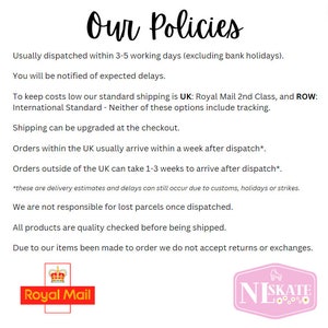 Könnte beinhalten: Ein weißer Hintergrund mit dem Text "Our Policies" in einer Schreibschrift. Der Text enthält Versandinformationen, einschließlich Versandzeiten, Lieferzeiten und Rückgabebedingungen. Logos von Royal Mail und einer Rollschuhmarke sind ebenfalls vorhanden.