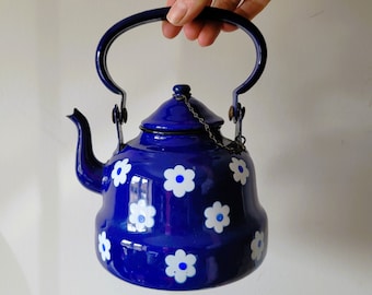 Vintage Retro Blue and White Daisy Flower Enamel Lidded Teapot 1970's Made in Yugoslavia Enamelware Prop Stove Camping Kitsch Campervan Prop
