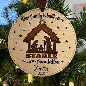 Unsere Familie ist auf einem stabilen Fundament Weihnachtsverzierung mit Krippe gebaut