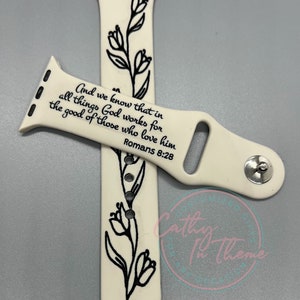 Puede incluir: Banda blanca para Apple Watch con un diseño floral negro y el texto "And we know that in all things God works for the good of those who love him Romans 8:28".