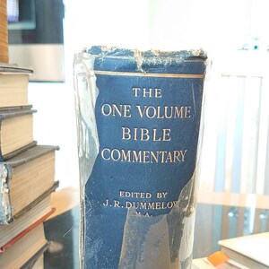 様々な著者による聖書注解。ダメロー、J.R.牧師編。