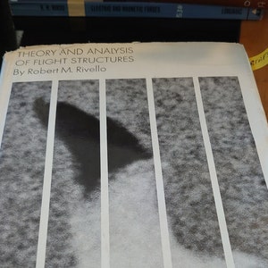 Puede incluir: Un libro blanco con el título "Theory and Analysis of Flight Structures" de Robert M. Rivello. La portada presenta una imagen en blanco y negro de un pájaro en vuelo.