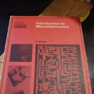 Introduction to Microelectronics, D. Roddy, 1970. Acceptable to Good Condition - Paperback