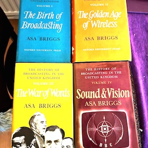 Könnte beinhalten: Vier Vintage-Bücher aus der Reihe "The History of Broadcasting in the United Kingdom" von Asa Briggs. Die Bücher haben farbenfrohe Einbände in Blau, Gelb und Weinrot. Titel sind u.a. "The Birth of Broadcasting" und "Sound & Vision".