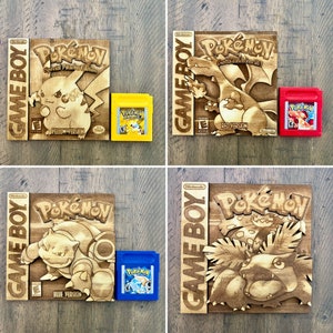 Puede incluir: Cuatro cartuchos de juego de Game Boy de madera con imágenes grabadas de personajes de Pokémon. Los cartuchos están dispuestos en una cuadrícula. El cartucho superior izquierdo presenta a Pikachu, el cartucho superior derecho presenta a Charizard, el cartucho inferior izquierdo presenta a Blastoise y el cartucho inferior derecho presenta a Venusaur.
