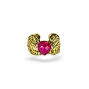 Può includere: Anello in oro con una pietra preziosa rosa a forma di cuore e ali d'angelo su entrambi i lati.