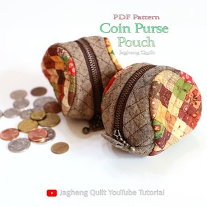 Puede incluir: Dos monederos de monedas acolchados de color marrón y beige con cremalleras y un diseño de patchwork. Los monederos están sobre una superficie blanca con varias monedas esparcidas a su alrededor. El texto "PDF Pattern Coin Purse Pouch" está en la parte superior de la imagen. El texto "Jagneng Quilt" está debajo de los monederos.
