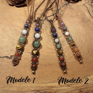 May include: Three necklaces with brown cord and various coloured gemstone beads. The necklaces are arranged in a row on a wooden surface. The text "Modele 1" and "Modele 2" is visible at the bottom of the image.